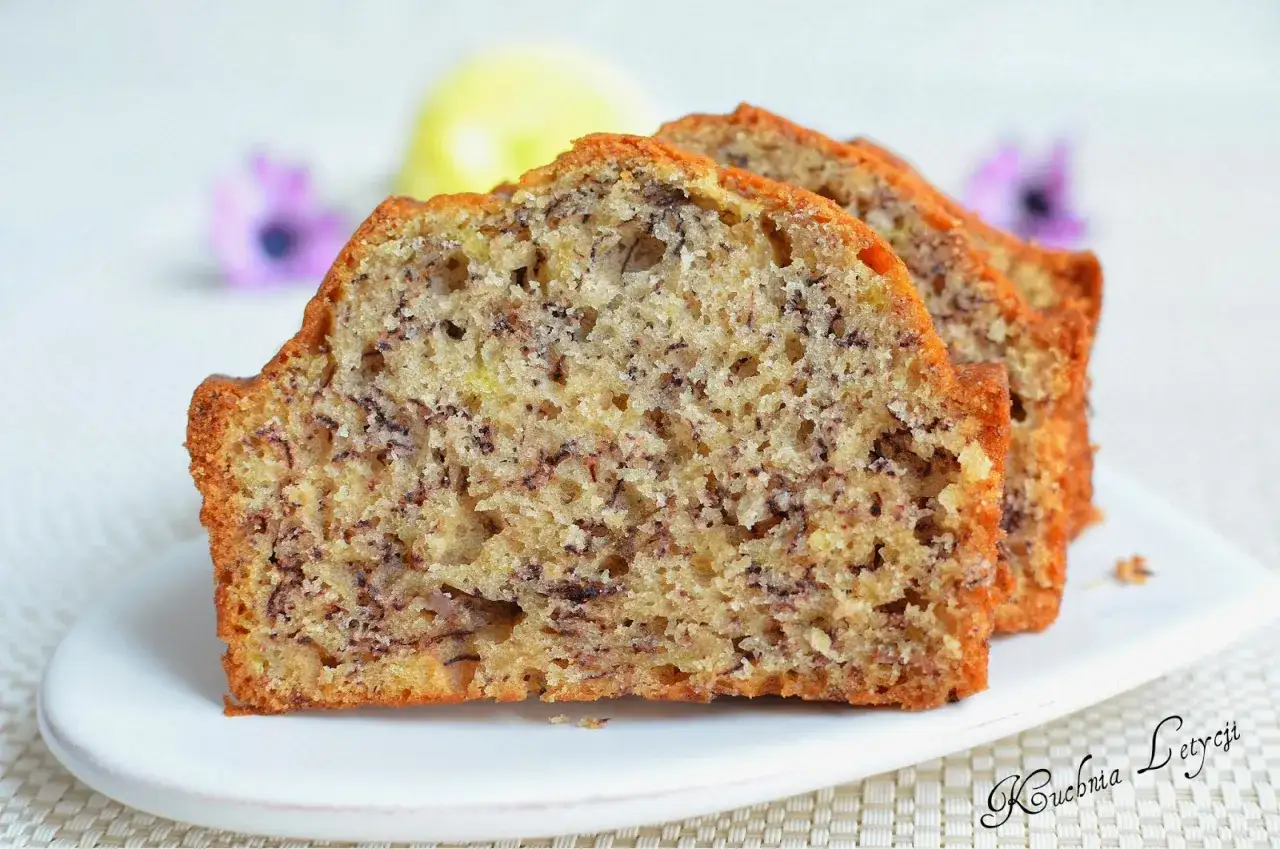 Puszyste ciasto bananowe na oleju, pokrojone w plastry, z widocznymi kawałkami banana. Idealne na deser.