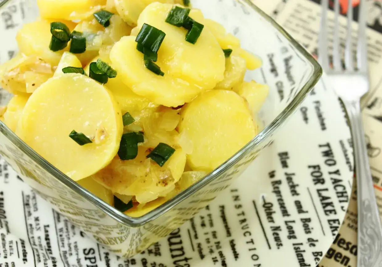 Sałatka ziemniaczana, idealna na lato. Ten prosty kartoffelsalat przepis zachwyci każdego.