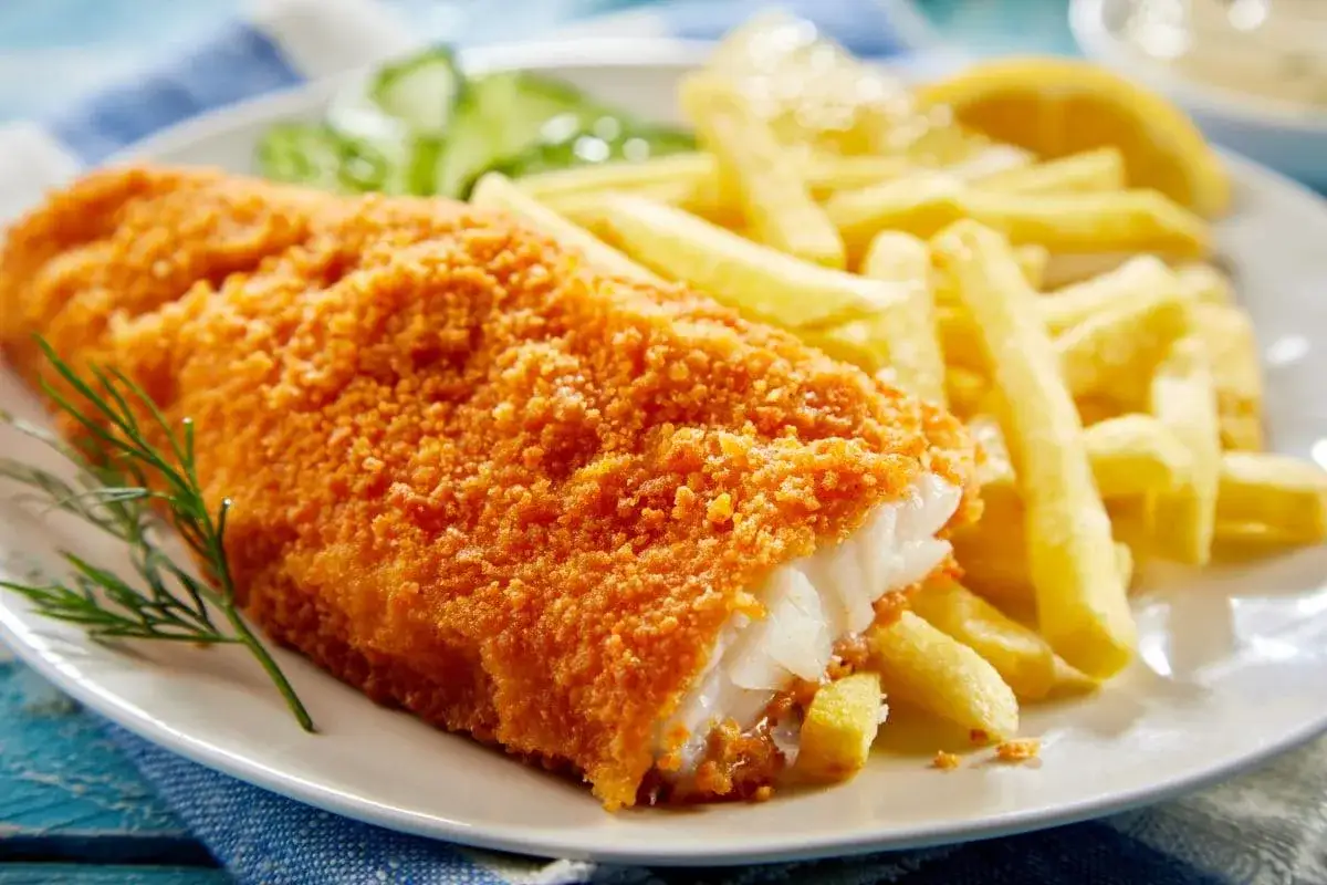 Chrupiąca ryba w panierce z frytkami, idealna do smażenia. Zobacz, jak smażyć rybę, by była taka pyszna!