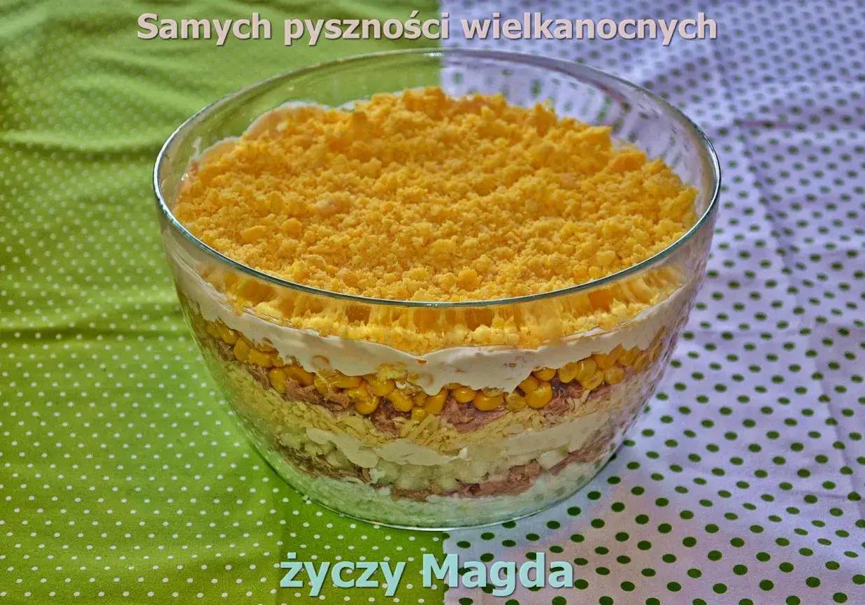 Pyszna sałatka warstwowa z tuńczykiem i serem żółtym, idealna na wielkanocny stół.