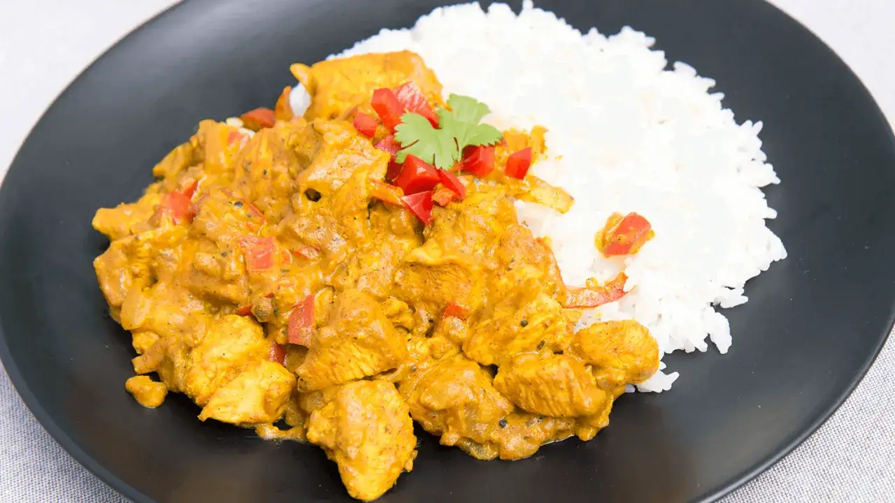 danie z kurczakiem curry i ryżem