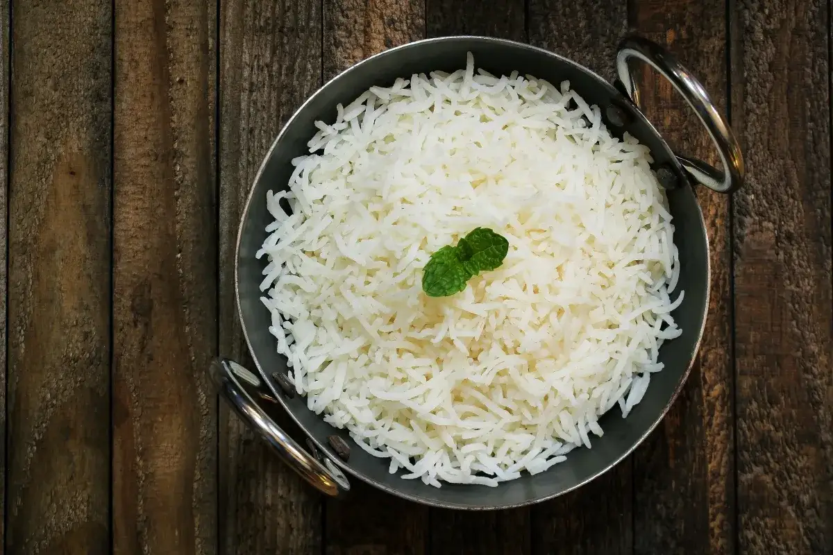 Sypki ryż basmati w misce