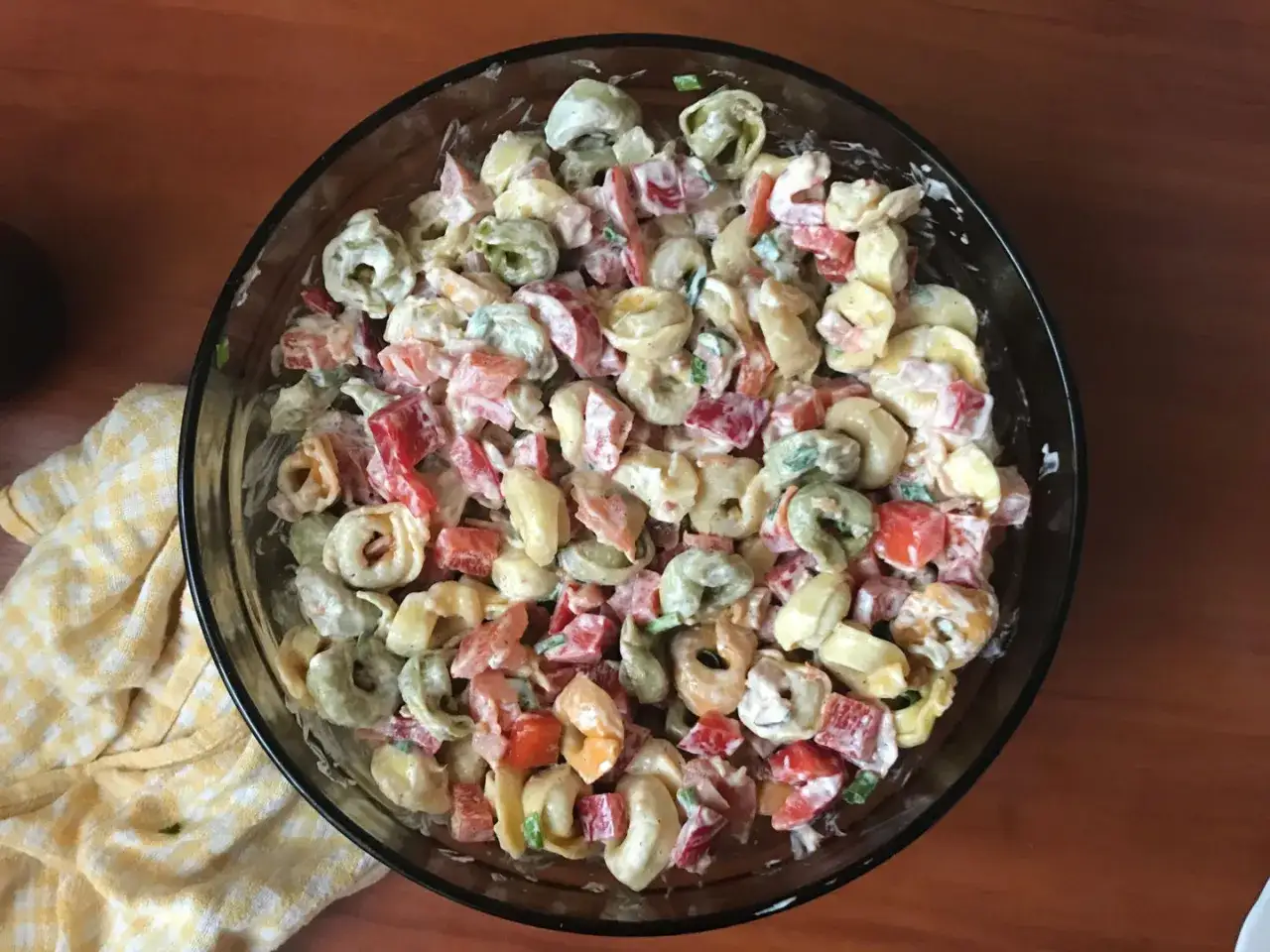 Pyszna, kolorowa sałatka z tortellini, papryką i kremowym sosem. Idealna na letnie przyjęcia, to najlepsza sałatka z tortellini!