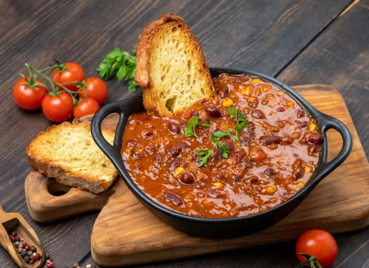 Gęste chili con carne z fasolą i kukurydzą, podane z chrupiącą grzanką. Idealny prosty obiad na chłodne dni.