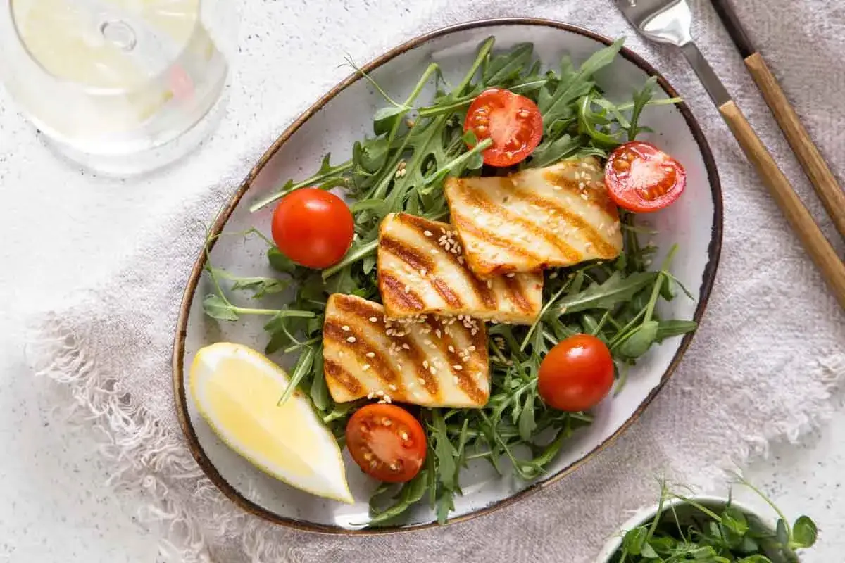 Grillowany ser halloumi z rukolą i pomidorkami koktajlowymi. Idealne na lekką kolację, proste przepisy na ser halloumi.