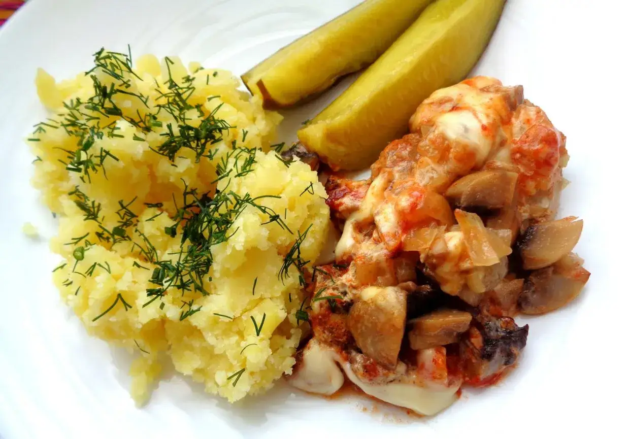 Schab pieczony w plastrach z majonezem, podany z ziemniakami i ogórkami. Pyszny obiad!