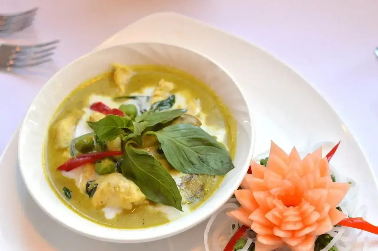 Zielone curry z kurczakiem, groszkiem i bazylią. Delikatne, kremowe, z pewnością nie jest to najostrzejsze curry.
