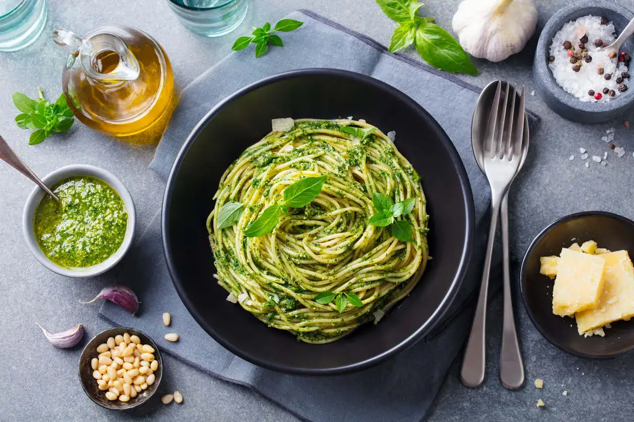 Sycący obiad bez mięsa: spaghetti z pesto, świeżą bazylią, orzeszkami pinii i parmezanem.
