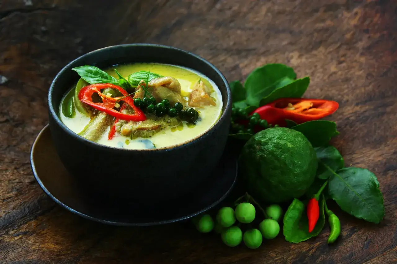 dania z zielonym curry i kurczakiem