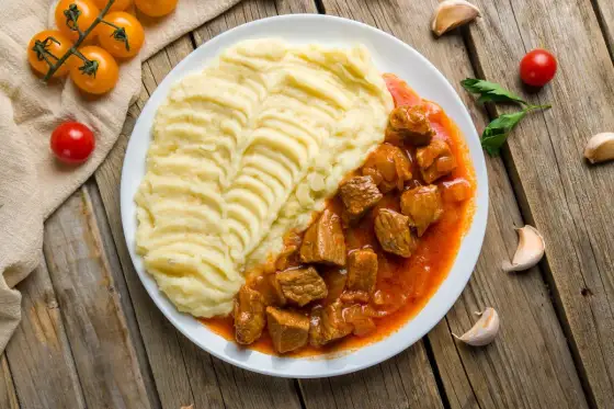 Gulasz wieprzowy - Jakie przyprawy, by smakował idealnie?