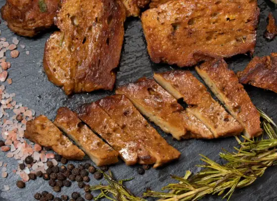 Seitan - zamiennik mięsa czy coś więcej? Poznaj jego sekrety!