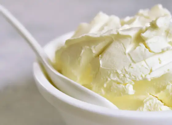 Czym zastąpić mascarpone? Sprawdzone zamienniki do ciast i deserów
