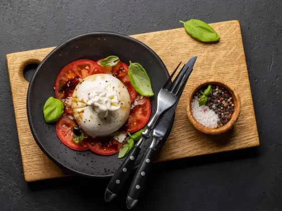 Burrata z pomidorami - Jak zrobić idealny talerz?