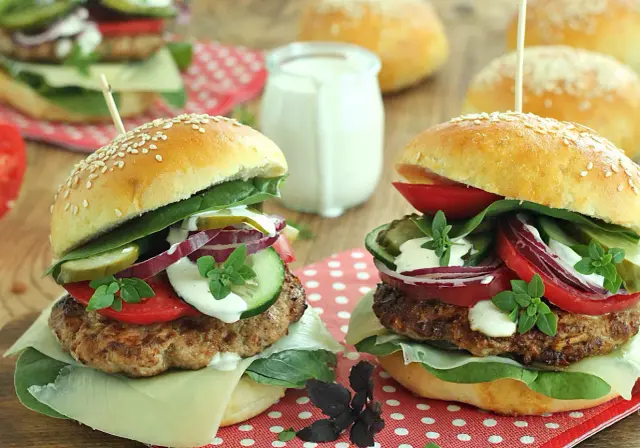 Domowy burger idealny - przepis krok po kroku na soczysty obiad